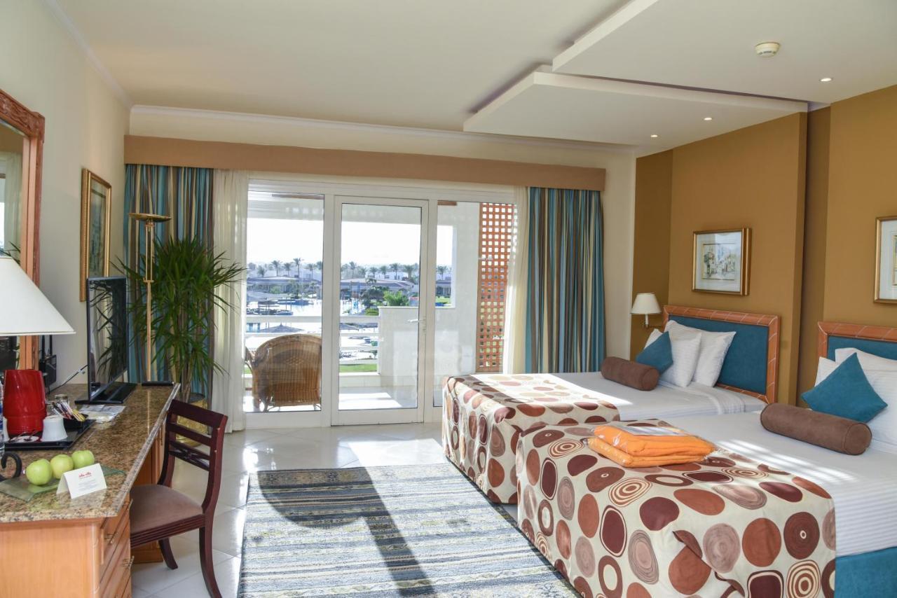 Pickalbatros Golf Beach Resort Sharm El-Sheikh Exterior foto A room at the Hilton Sharm El Sheikh