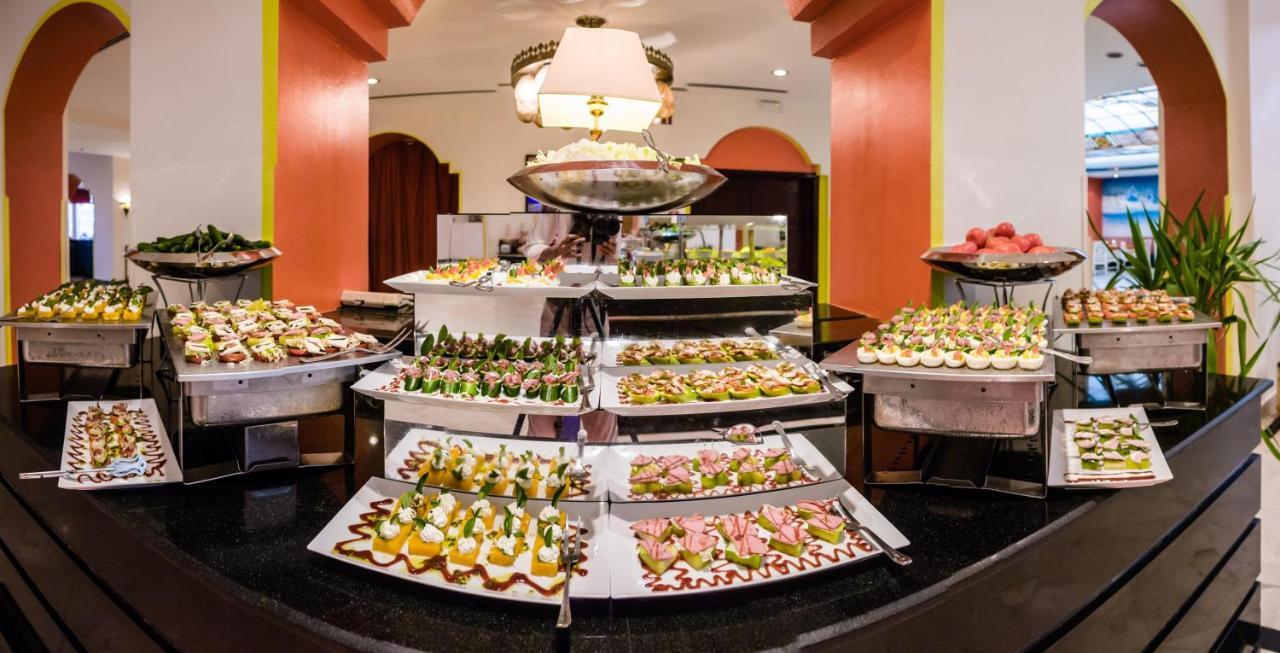 Pickalbatros Golf Beach Resort Sharm El-Sheikh Exterior foto A buffet at a hotel