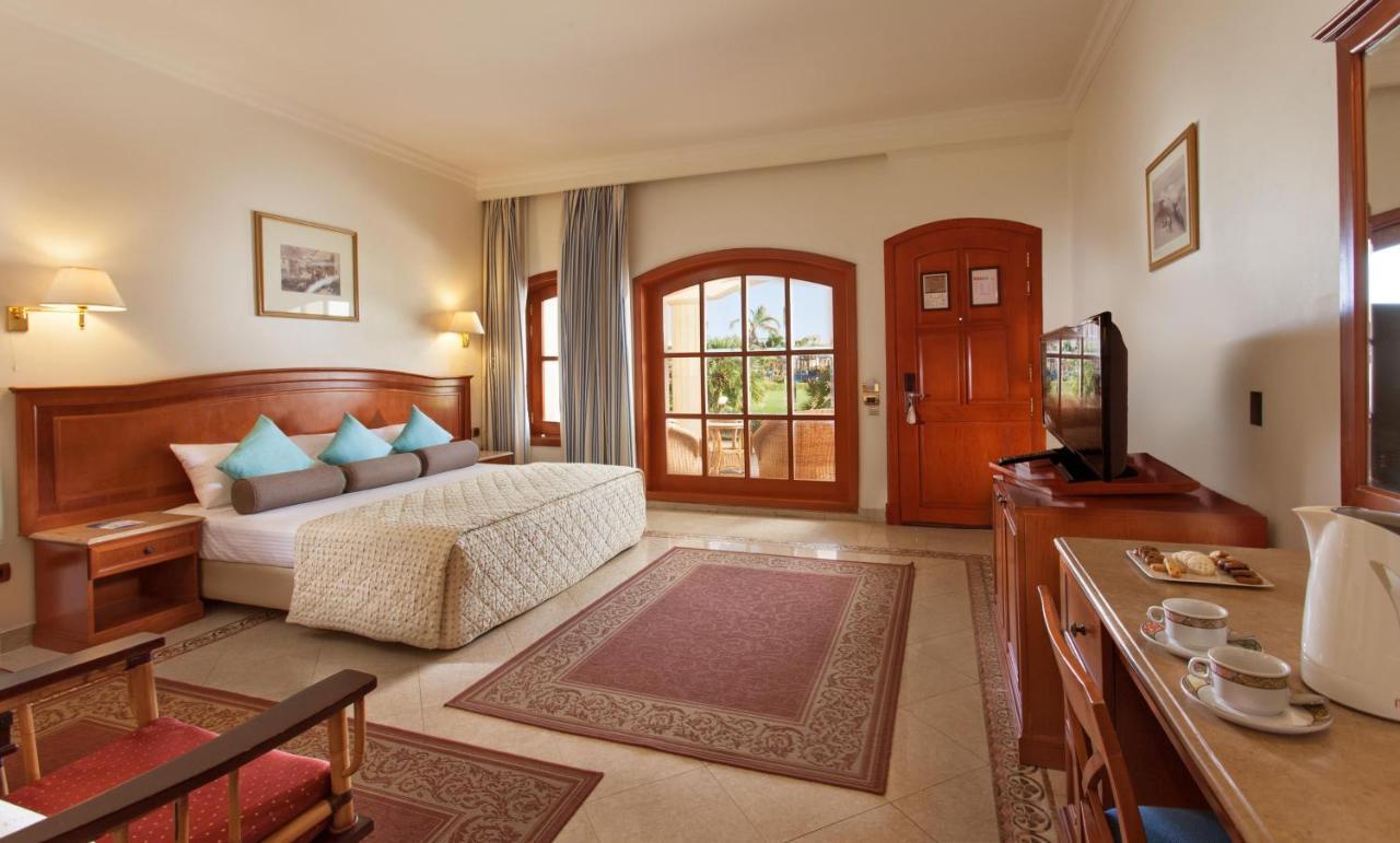Pickalbatros Golf Beach Resort Sharm El-Sheikh Exterior foto A room at the Hilton Sharm El Sheikh