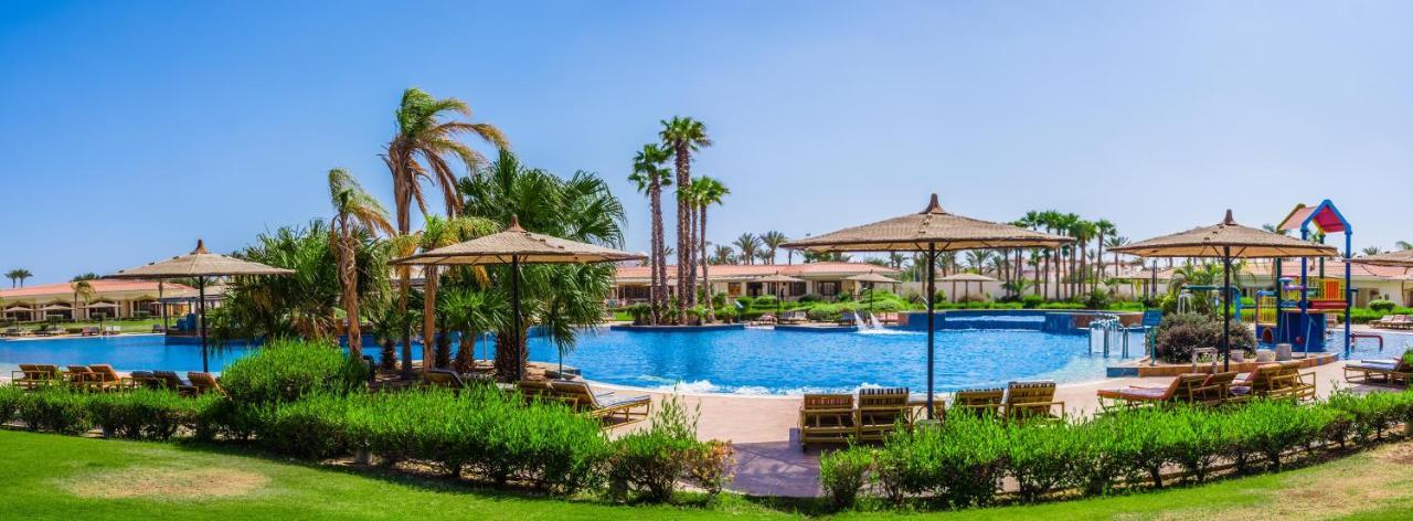 Pickalbatros Golf Beach Resort Sharm El-Sheikh Exterior foto The swimming pool at the resort