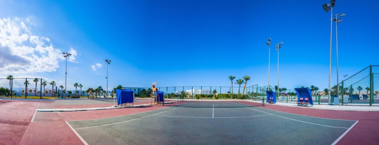 Pickalbatros Golf Beach Resort Sharm El-Sheikh Exterior foto Tennis courts at the complex