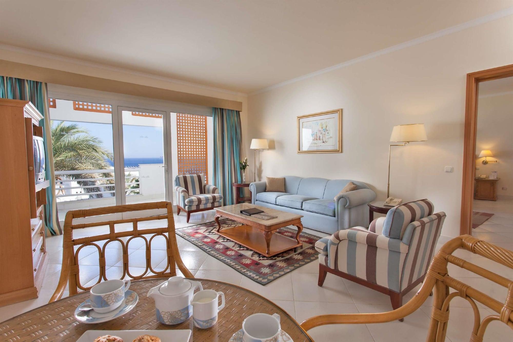 Pickalbatros Golf Beach Resort Sharm El-Sheikh Exterior foto A living room in a suite at the Hilton Sharm El Sheikh Resort