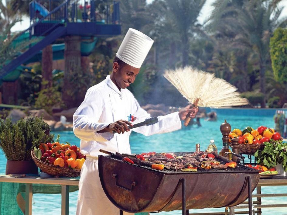 Pickalbatros Golf Beach Resort Sharm El-Sheikh Exterior foto A chef cooking at the Atlantis Paradise Island